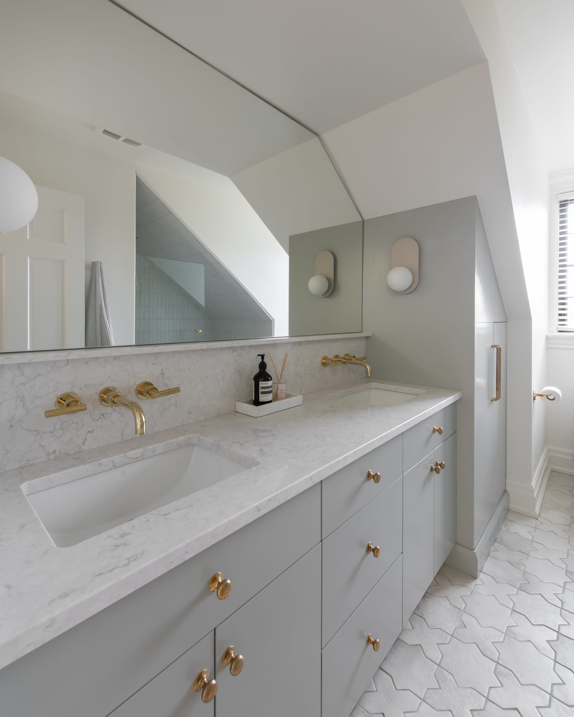 Double-sink Carrison vanity with brass wall-mounted faucets